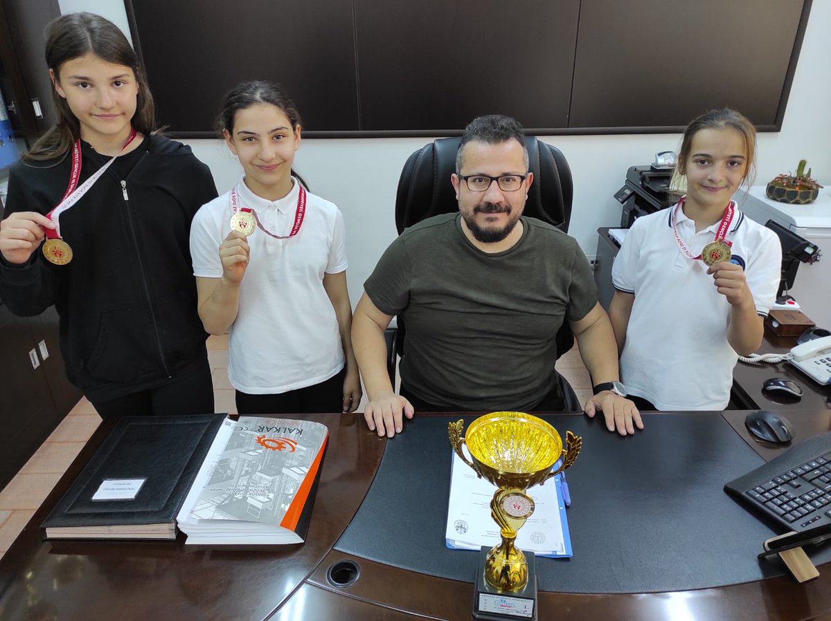eroncel26's tweet photo. 🎖️Türkiye Şampiyonu öğrencilerimizle günün hatırası🇹🇷
@ErdemToki https://t.co/mpUeXiDd0a