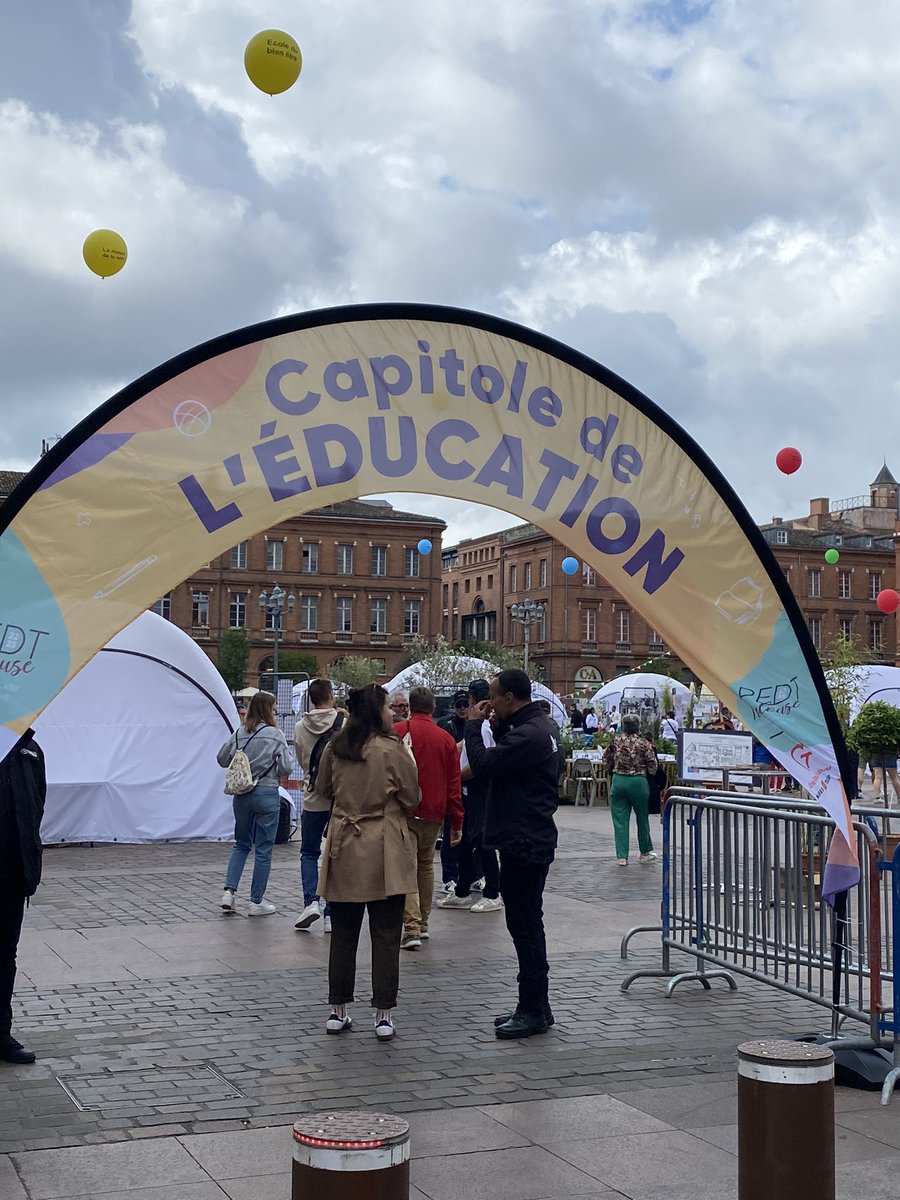 delphine_blls's tweet photo. Capitole de l'Education: placer l'éducation au cœur de la ville, symboliquement. Une mise en lumière des actions de continuité éducative et d'un partenariat de qualité @Toulouse @DSDEN31 https://t.co/UL9L2npFsT