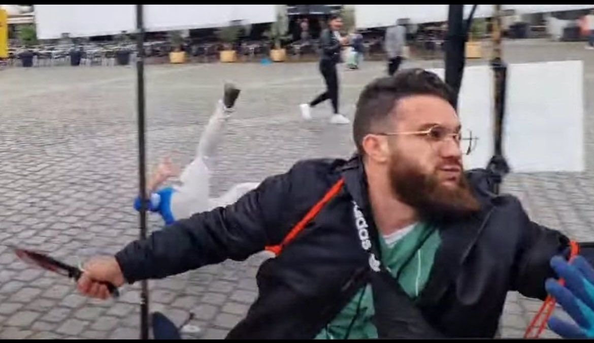 Sebastian Schmidtke (@schmidtkeberlin) on Twitter photo In diesem Moment sollten unsere Gedanken bei <a href="/MichaelStuerzi/">MichaelStürzenberger</a> sein, der Angriff auf sein Leben und anderer Personen ist einfach nur heftig. Ich hoffe auf schnelle Genesung. Im Bild der Täter mit dem Messer #mannheim #stürzenberger In diesem Moment sollten unsere Gedanken bei <a href="/MichaelStuerzi/">MichaelStürzenberger</a> sein, der Angriff auf sein Leben und anderer Personen ist einfach nur heftig. Ich hoffe auf schnelle Genesung. Im Bild der Täter mit dem Messer #mannheim #stürzenberger