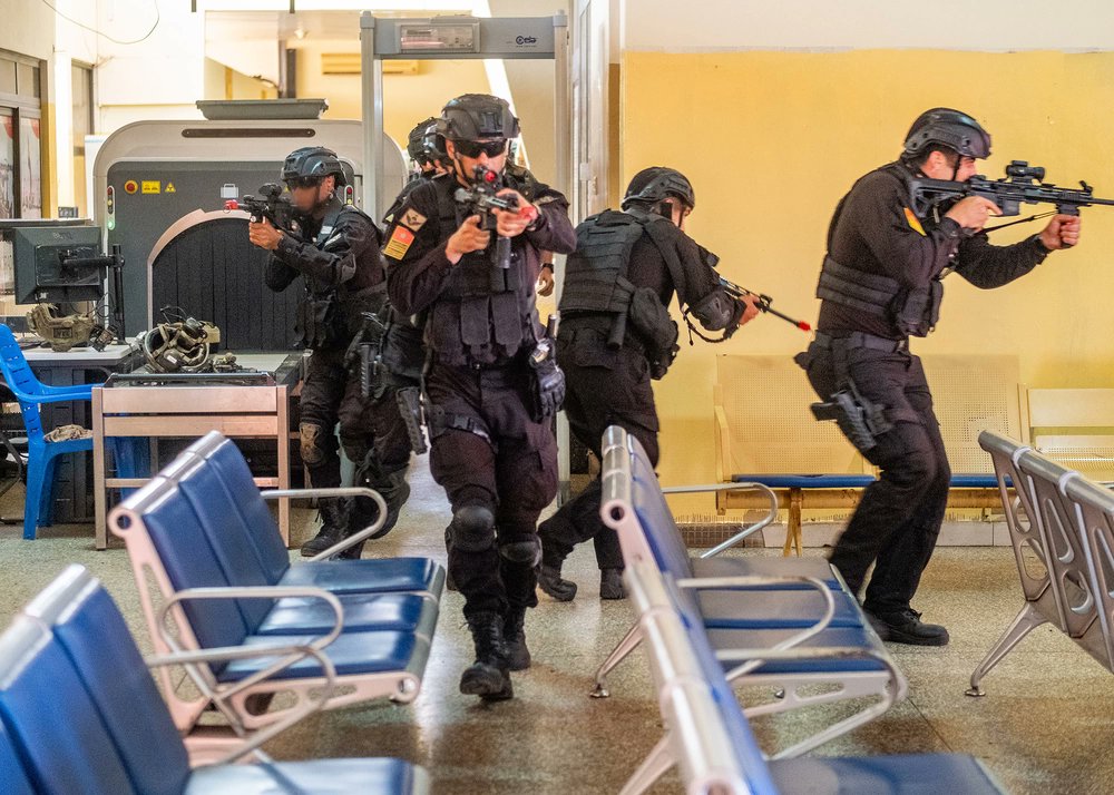 Soldiers assigned to the Royal Moroccan Army &amp; Chadian Armed Forces conduct a simulated assault on an airport terminal at #Flintlock24 in Tamale, Ghana, May 23, 2024. Since 2005, Exercise Flintlock has aimed to solidify shared values amongst U.S., international &amp; African #SOF.