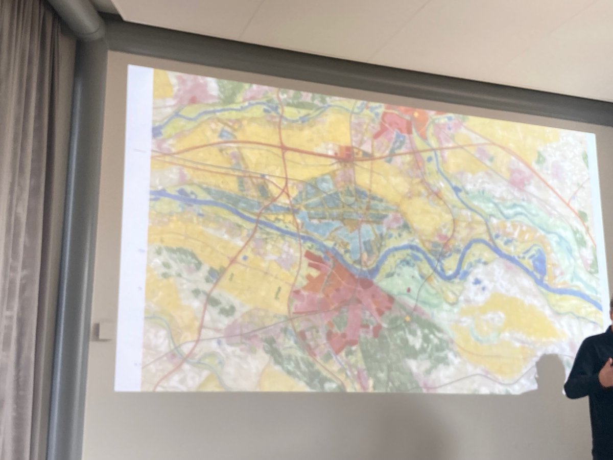 infoknob's tweet photo. Dank @ZefHemel voor een exclusieve terugblik op ruimtelijke planvorming in Nederland, beginnend met de manifestatie 'Nieuw Nederland' in 1987. Een mooie inkijk in het spel tussen de dikke laag van de bureaucratie en de kracht van de ontwerpers. https://t.co/j3ebq4POpR