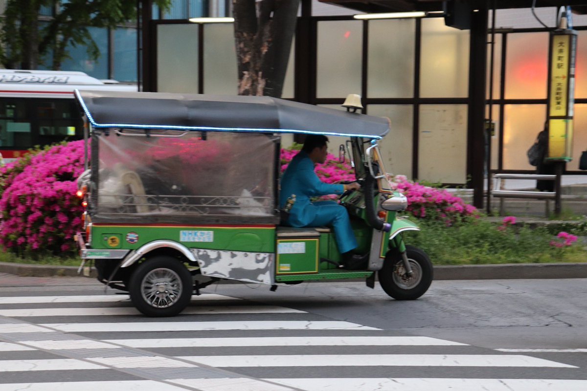 お久しぶりです。
もう車の維持費が持たないほど困窮してるためこのトゥクトゥクを是非買い取りたいってカーマニアの方いたら連絡ください。冷やかし不可DMで。

車体に少々傷、サビあり、車検半年分あり、要マニュアル車、ノーヘル、シートベルトいらずで夏は涼しい！

条件が良いと助かります。