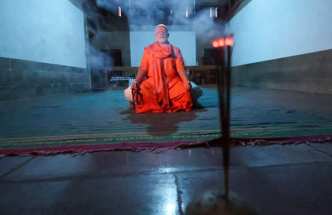 get2niruban's tweet image. My Illustration on this &quot;Oodhubaththi&quot; Modi picture of Kanyakumari today... 
Apo vivekanandar ah paathu meditation panla.. Photographer ah paathu meditation panitu iruka nee... 😄Art by Niruban So Cool 😉 Thank me later... #modi #gobackmodi #meditation