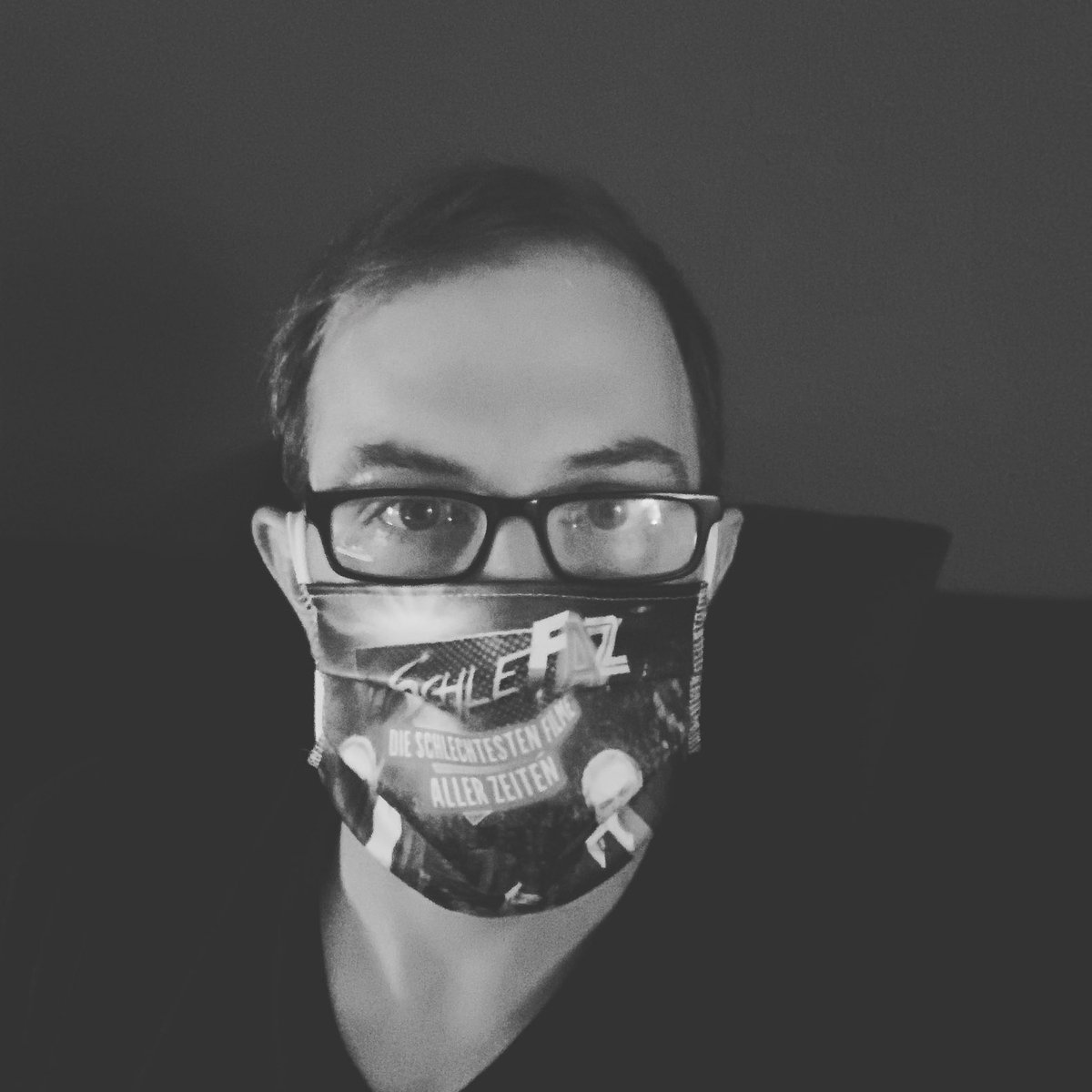 SchleFaZSekWW's tweet photo. Schutz hilft auch bei schlechten Filmen… #SchleFaZ #Corona #backto2020 https://t.co/P7lF6btHef