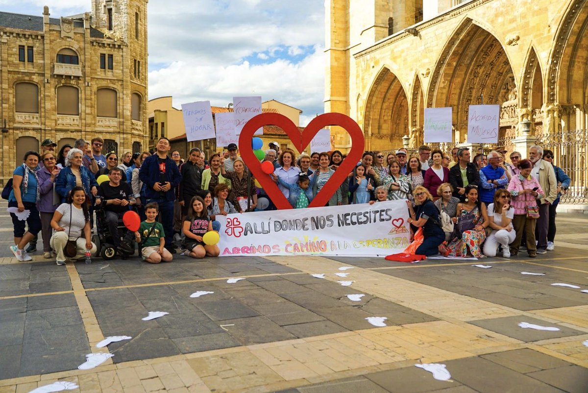 Celebramos el #DíadelaCaridad con un acto lleno de corazón en León. Unimos fuerzas en solidaridad y esperanza, siempre presentes para quien nos necesita. Gracias a todos por acompañarnos en la Catedral y por su apoyo constante. ¡Juntos, #abrimoscaminoalaesperanza! ❤️👣🫂”