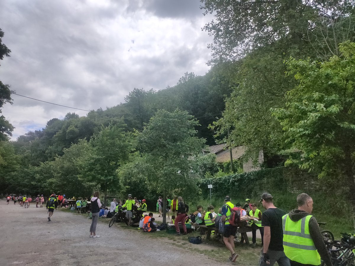 EyssetteF's tweet photo. @isaJOLYCPDEPS38 @USEP_07 @ThiAumage @Dsden07 🚴 Bravo aux 9 écoles, 13 classes, 300 enfants et tous les adultes qui ont roulé cette semaine. Un grand merci aux enseignants et à l'@USEP_07 qui ont fait vivre cette merveilleuse expérience aux élèves ardéchois 👏
@ThiAumage @Dsden07 https://t.co/8dFKH1QgSN