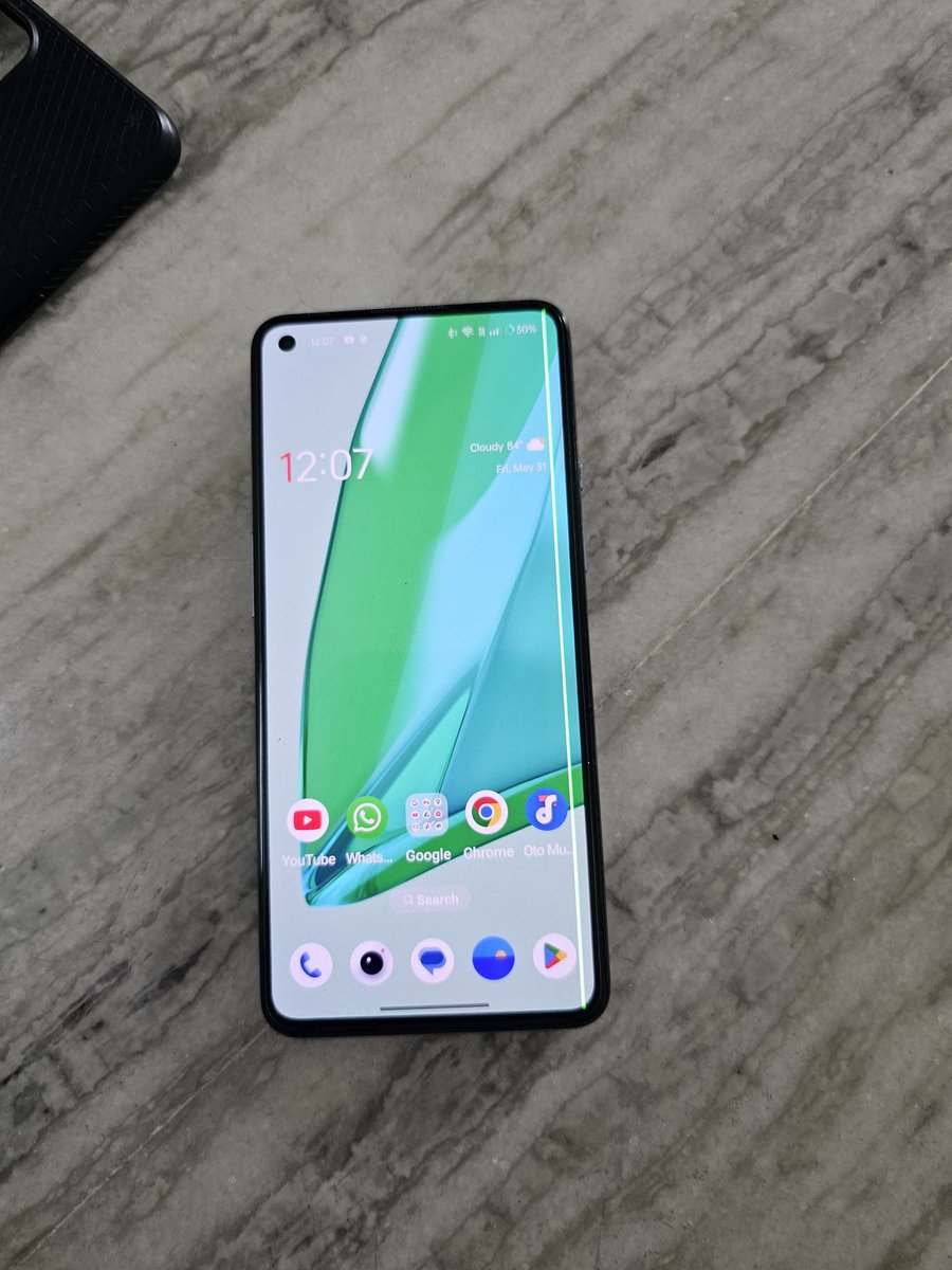 vicky_dextro's tweet photo. Got this green line ony OnePlus 9, if you're seeing this oneplus, then I was planning on upgrading to the OnePlus 12, but now I'll have to reconsider that idea @oneplus 
@OnePlus_IN https://t.co/FRfYrSGNsJ
