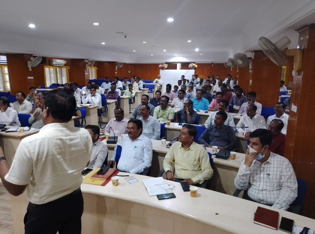 DIPR-KALABURAGI (@kalaburgivarthe) on Twitter photo ಈಶಾನ್ಯ ಕರ್ನಾಟಕ ಪದವೀಧರ ಕ್ಷೇತ್ರ ಚುನಾವಣೆ ಮತ ಎಣಿಕೆ ಜೂನ್ 6 ರಂದು ನಡೆಯಲಿರುವ ಹಿನ್ನೆಲೆಯಲ್ಲಿ ಇತ್ತೀಚೆಗೆ ಕ್ಷೇತ್ರದ ಚುನಾವಣಾಧಿಕಾರಿ <a href="/RCKalaburagi/">Krishna Bajpai</a> ಕೃಷ್ಣ ಭಾಜಪೇಯಿ & <a href="/deokalaburagi/">deokalaburagi</a> ಬಿ.ಫೌಜಿಯಾ ತರನ್ನುಮ್ ಅವರ ಸಮಕ್ಷಮದಲ್ಲಿ
ಕಲಬುರಗಿ ಡಿ.ಸಿ ಕಚೇರಿ ಸಭಾಂಗಣದಲ್ಲಿ ಮತ ಎಣಿಕೆ ಅಧಿಕಾರಿ-ಸಿಬ್ಬಂದಿಗಳಿಗೆ ತರಬೇತಿ ಆಯೋಜಿಸಲಾಗಿತ್ತು ಈಶಾನ್ಯ ಕರ್ನಾಟಕ ಪದವೀಧರ ಕ್ಷೇತ್ರ ಚುನಾವಣೆ ಮತ ಎಣಿಕೆ ಜೂನ್ 6 ರಂದು ನಡೆಯಲಿರುವ ಹಿನ್ನೆಲೆಯಲ್ಲಿ ಇತ್ತೀಚೆಗೆ ಕ್ಷೇತ್ರದ ಚುನಾವಣಾಧಿಕಾರಿ <a href="/RCKalaburagi/">Krishna Bajpai</a> ಕೃಷ್ಣ ಭಾಜಪೇಯಿ & <a href="/deokalaburagi/">deokalaburagi</a> ಬಿ.ಫೌಜಿಯಾ ತರನ್ನುಮ್ ಅವರ ಸಮಕ್ಷಮದಲ್ಲಿ
ಕಲಬುರಗಿ ಡಿ.ಸಿ ಕಚೇರಿ ಸಭಾಂಗಣದಲ್ಲಿ ಮತ ಎಣಿಕೆ ಅಧಿಕಾರಿ-ಸಿಬ್ಬಂದಿಗಳಿಗೆ ತರಬೇತಿ ಆಯೋಜಿಸಲಾಗಿತ್ತು