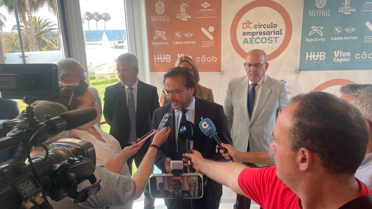 Los delegados del Gobierno, <a href="/FomentoAND/">Consejería de Fomento de la Junta de Andalucía</a>, <a href="/EmpleoJunta/">Consejería de Empleo, Empresa y Trabajo Autónomo</a>, <a href="/MedioAmbAND/">Consejería de Sostenibilidad y Medio Ambiente</a> y <a href="/AgriculturAnd/">Consejería AgriPesca</a> asisten al Círculo Empresarial de <a href="/aecost/">@aecost</a> en #Motril, que ha tenido como invitado al presidente de Cámaras de Andalucía, Javier Sánchez