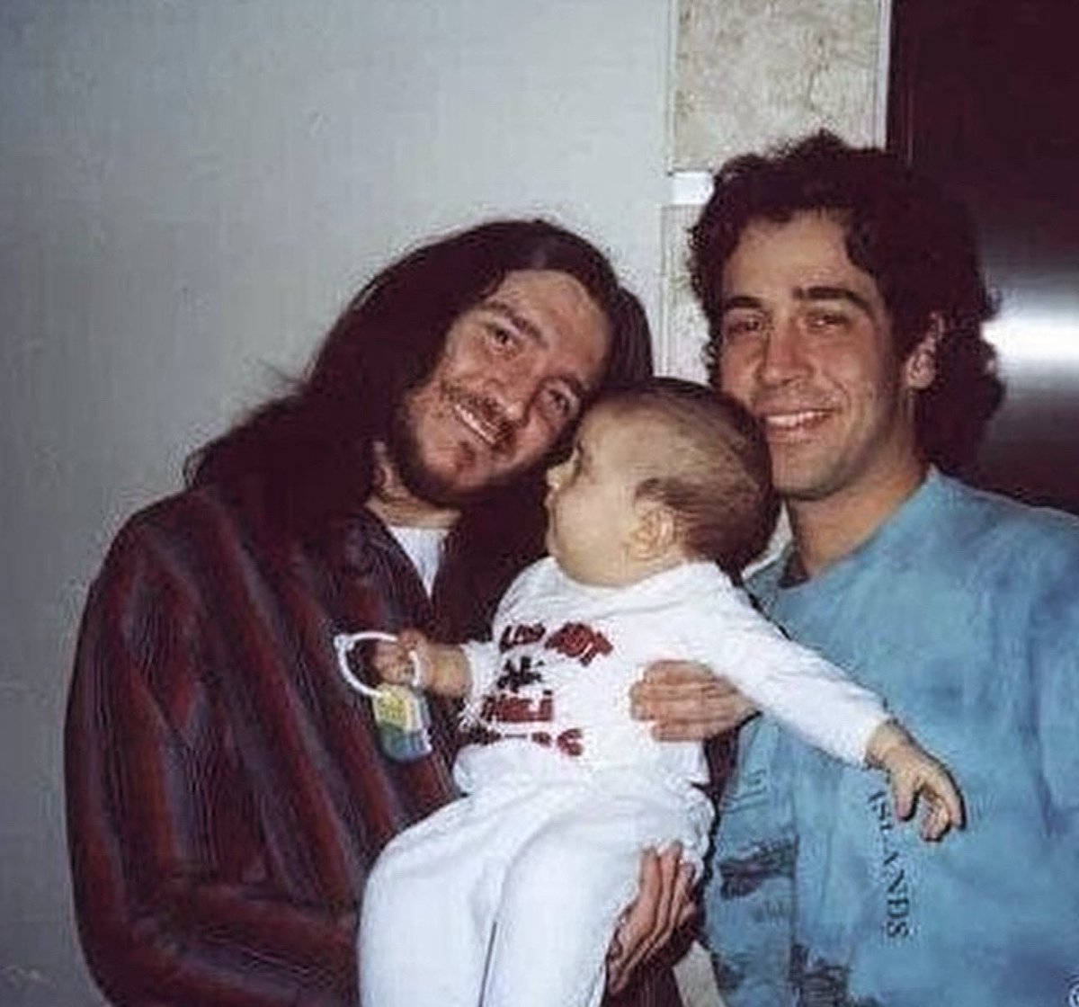 A cute guy holding a cute baby 
👠lyra4m.com/johnfrusciante…

#johnfrusciante #レッドホットチリペッパーズ #cute #baby