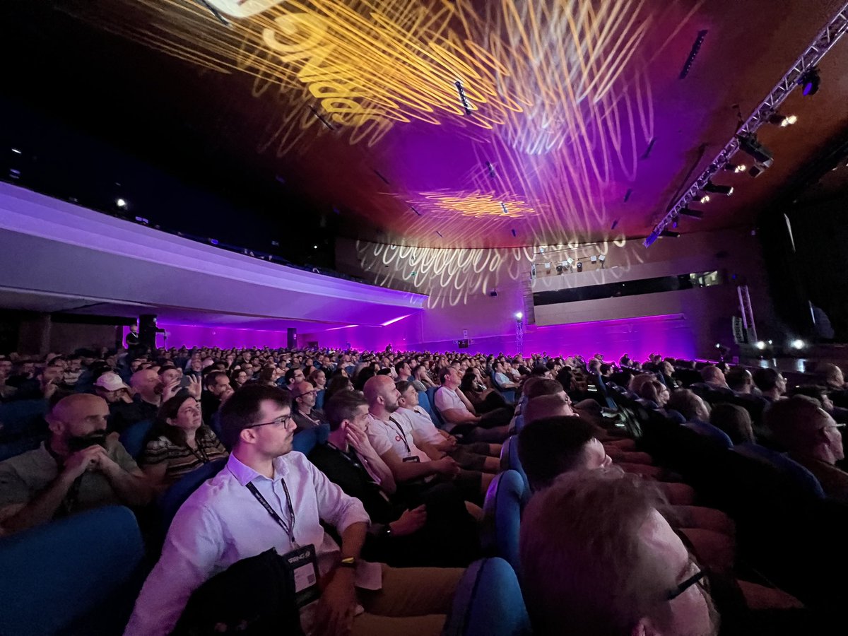 Full house for <a href="/starbuxman/">Josh Long</a> Bootiful Spring session #springio2024