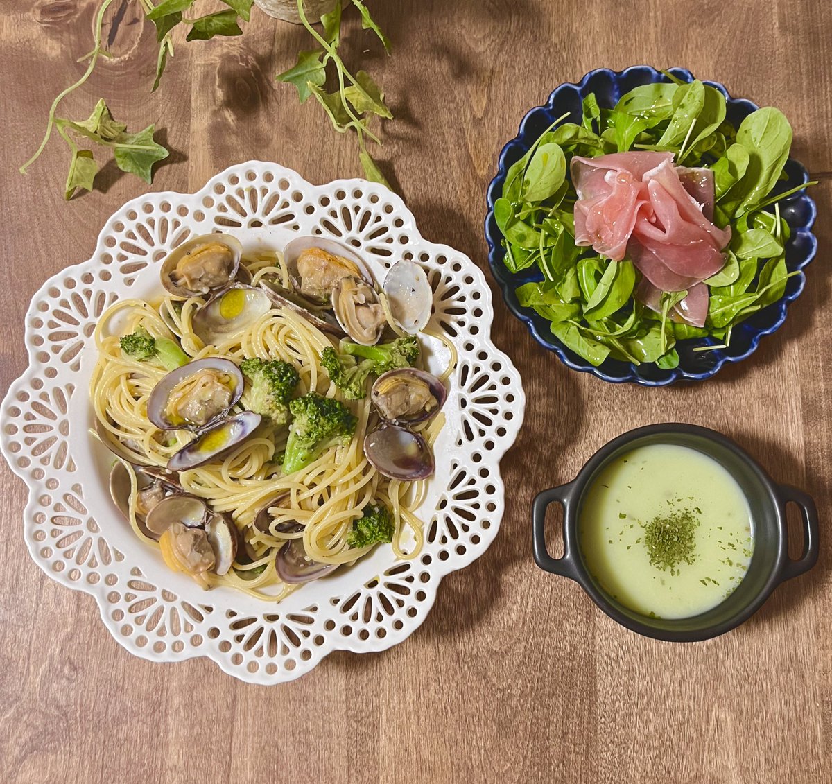 k1020_st's tweet photo. 息子の夕飯はキヨエレシピから。
あさりとブロッコリーのアンチョビパスタ。仕上げにパスタ&amp;サラダにキヨエ回しかけて出来上がり。 https://t.co/VYvmzzfOq6