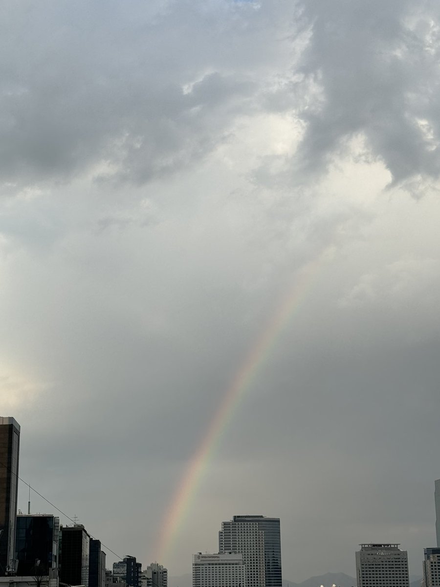 official_ACE7's tweet photo. [#에이스_강유찬]

무지개를 찍고, 그 무지개를 찍는
형들을 찍은 나🥴

#Supernatural #Rainbow https://t.co/QvzBKyGT1X
