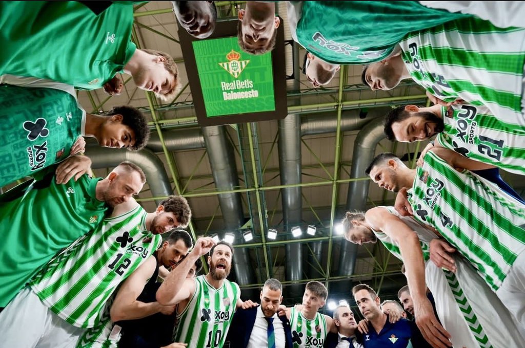 Orgulloso de mis guerreros, agradecido del cariño y apoyo de la afición. Mil razones para tirar la toalla, pero siempre nos mantuvimos de pie. Solo nosotros sabemos las situaciones que pasamos y lo que superamos como familia, siempre JUNTOS. Gracias Betis 💚🙏🏽