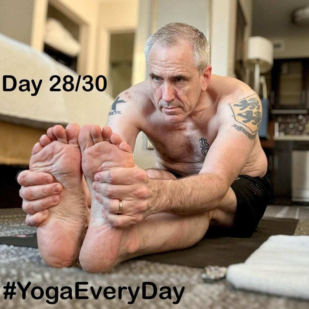 Day 28/30 of #yogaeveryday — #hotelyoga edition.