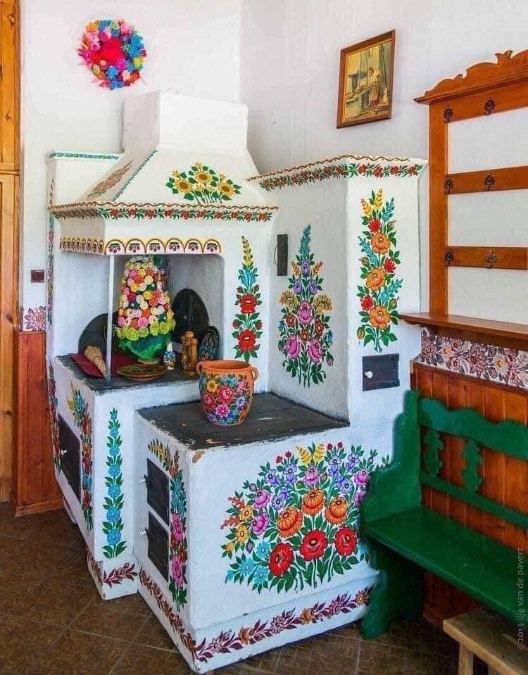 La Vie et ses facultés ne se mesurent pas au calendrier. 
À 90 ans, Agnes Kasparkova transforme son petit village Tchèque en gallerie d’art. Armée d’un fin pinceau et de peinture bleu outremer vibrante, elle crée des motifs complexes de fleurs, feuilles et épis de blé.