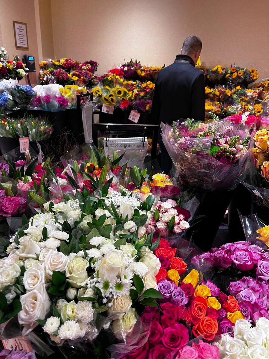 7pl3o2MBjJEIv's tweet image. Strolling through the supermarket, I’m enveloped in contentment. Choosing fresh foods, I feel joyful and responsible, caring for my family’s needs.