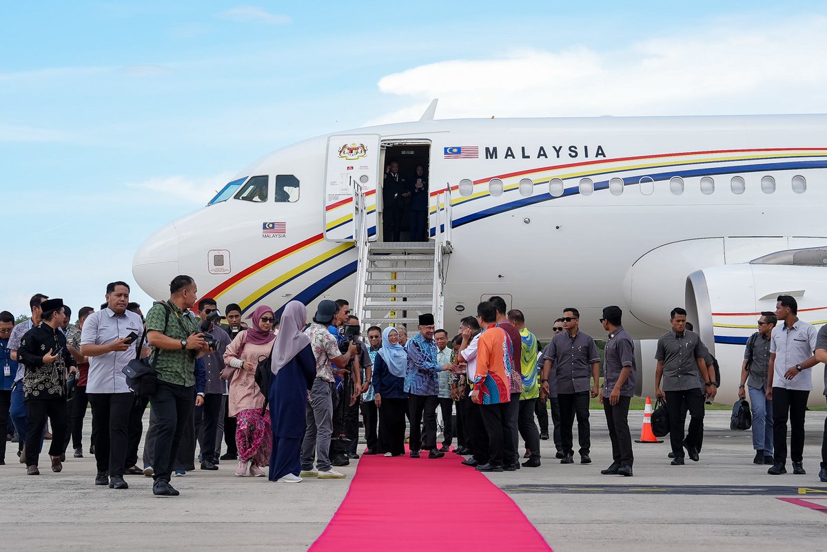 Tiba di Labuan pada sebelah petang selepas selesai menghadiri program-program di Kota Kinabalu. Ketibaan disambut Menteri Wilayah Persekutuan, Dr Zaliha Mustafa bersama beberapa pimpinan lain. Saya dibawa ke Wisma Perbadanan Labuan untuk mendengar taklimat daripada delegasi