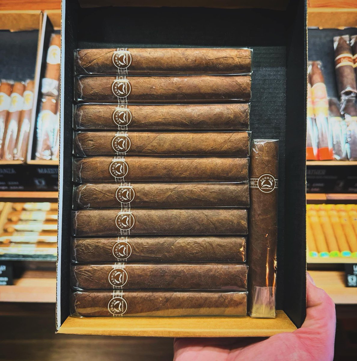 A sensationally rich and indulgent stick, @padroncigars’ 2000 Robusto Maduro brings together mature notes of wood, leather and dark chocolate with softer sweeter tones of nougat, toffee and nuts in tremendous fashion! 🤤

cascnation.com/bars-shops/abe…

#hed #cascshop #cascnation