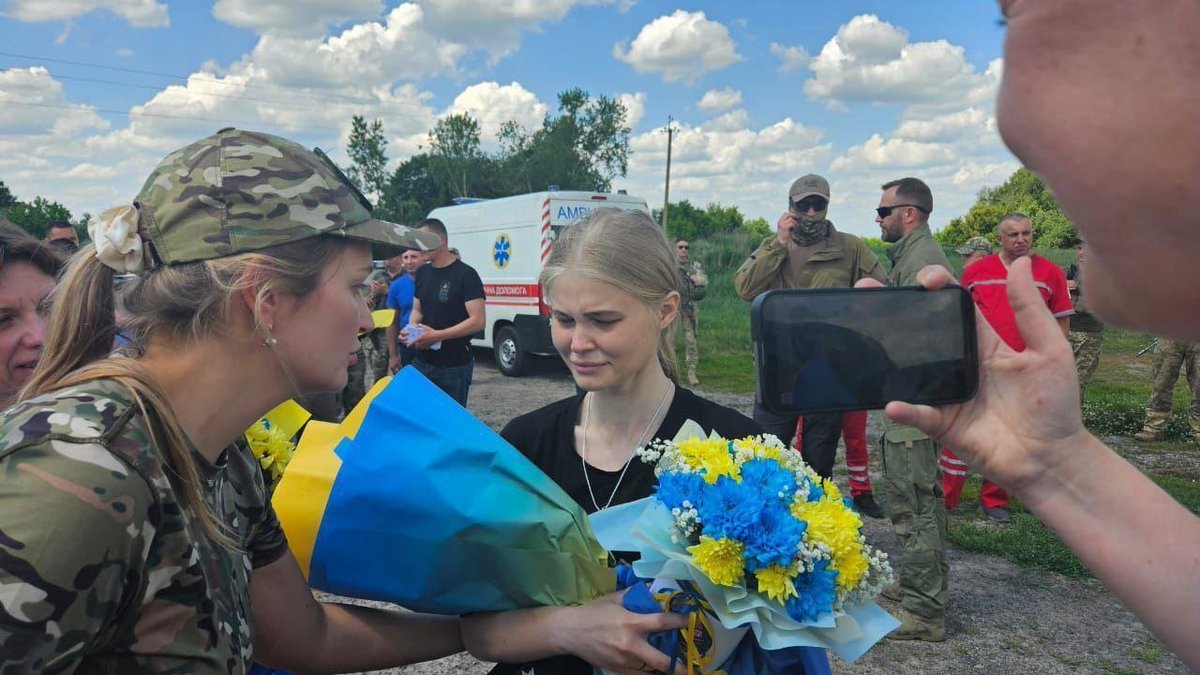 З полону повернулася Мар'яна Чечелюк — слідча з Маріуполя. Вона разом із молодшою сестрою рятувалася від обстрілів у сховищах Азовсталі. Коли почалась евакуація цивільних, представники ООН та ЧХ пообіцяли вивезти Мар’яну та Аліну до Запоріжжя, але вивезли до селища Безіменне на