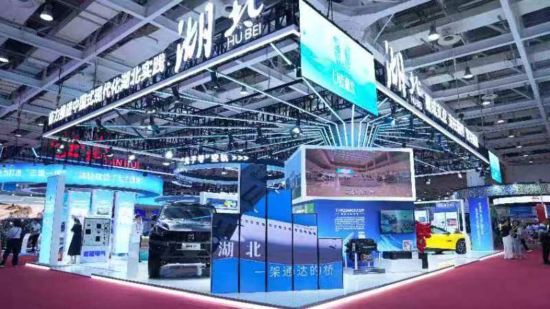 👉At the Expo Central China 2024, #Hubei is showcasing a 240 sq m display area highlighting its top industries and emerging sectors! With over 30 exhibitors, we're excited to present cutting-edge innovations in photonics, new energy vehicles, healthcare, and more. 💪Come explore