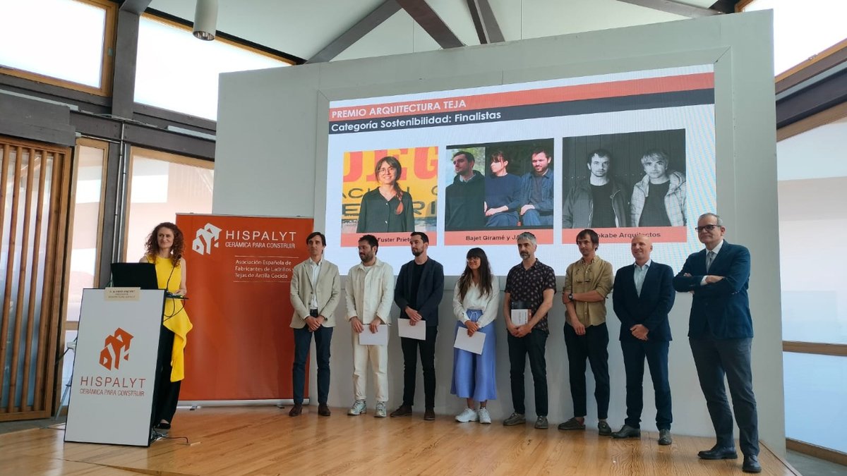 Hoy Arturo Andrés, presidente de la @plataforma_PEP, ha hecho entrega del diploma en la Categoría Sostenibilidad Teja de los Premios Arquitectura Hispalyt. Gracias @Hispalyt por invitarnos a participar!