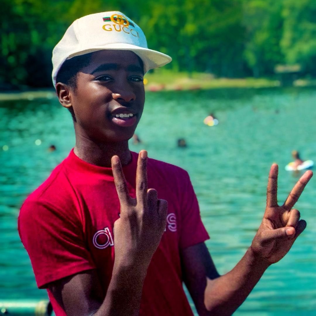 2pacunlimited's tweet image. What 2Pac song feels like summer to you?
Photo: @yaasmyn