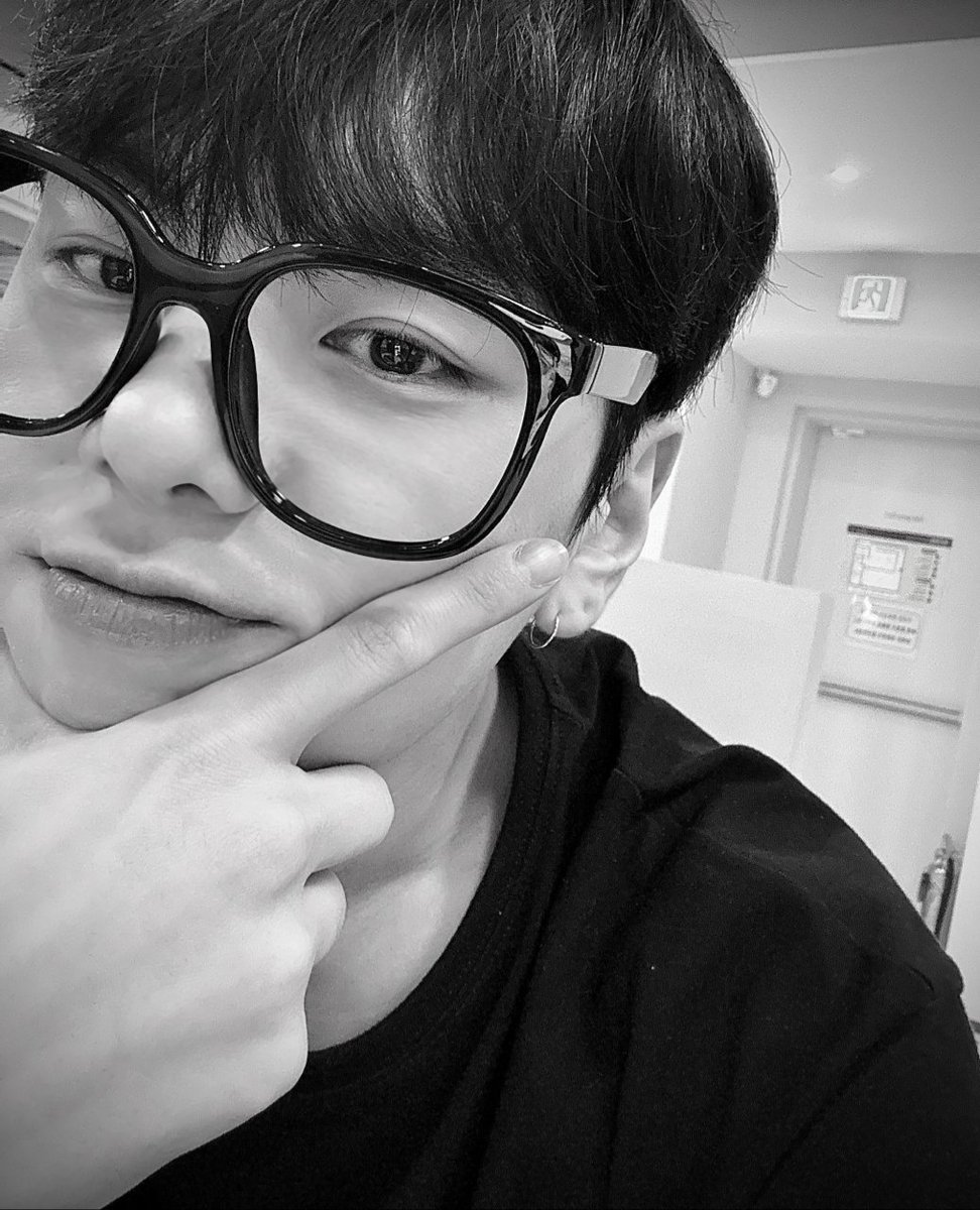 RUIs_Shrine's tweet photo. 240531 #댄블리불안 #충전완료 #위아이 #WEi #장대현버블

하 너무 커여워 미쳐버려 ㅜㅜㅜㅜ
덮머에 화장기 없는 쌩눈에 동그란 코에 뀨 입술에 커다란 뿔테 ❤️ https://t.co/ZEBGbxbMNj