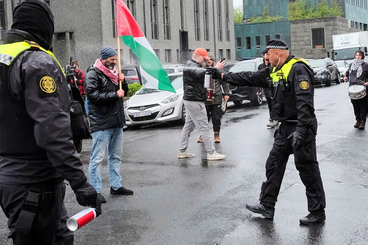 Í hvaða heimi er þetta réttlætanleg notkun á valdi af hendi lögreglu? Djöfull sem valdhafar heimsins ætla að leggja mikið á sig til að verja dráp Ísraela á saklausum borgurum