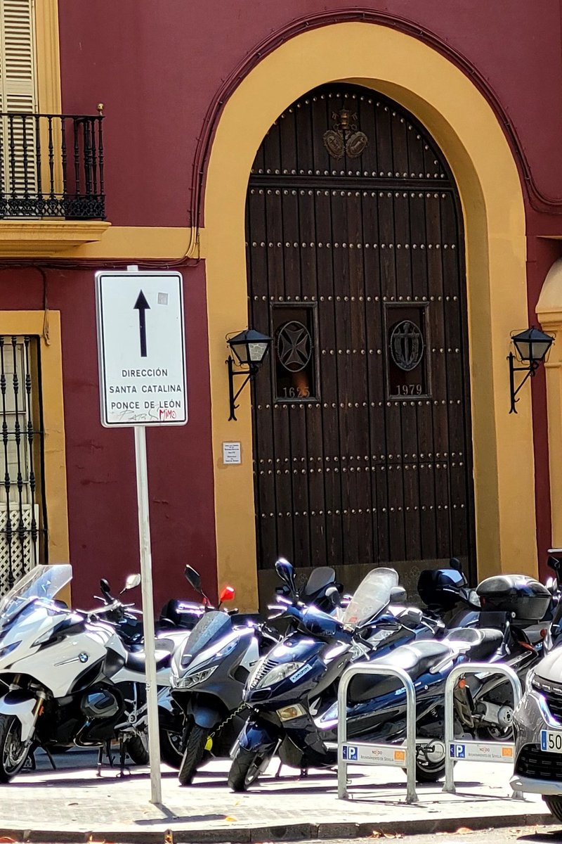 ¿En qué/quién piensan nuestros munícipes a la hora de planificar el espacio público de #Sevilla?
Aquí tenemos casi medio centenar de motos 🛵estacionadas en la acera frente a la Hermandad @CristoDeBurgos y todo el lateral de la plaza ocupado por patinetes y bicis turísticas.