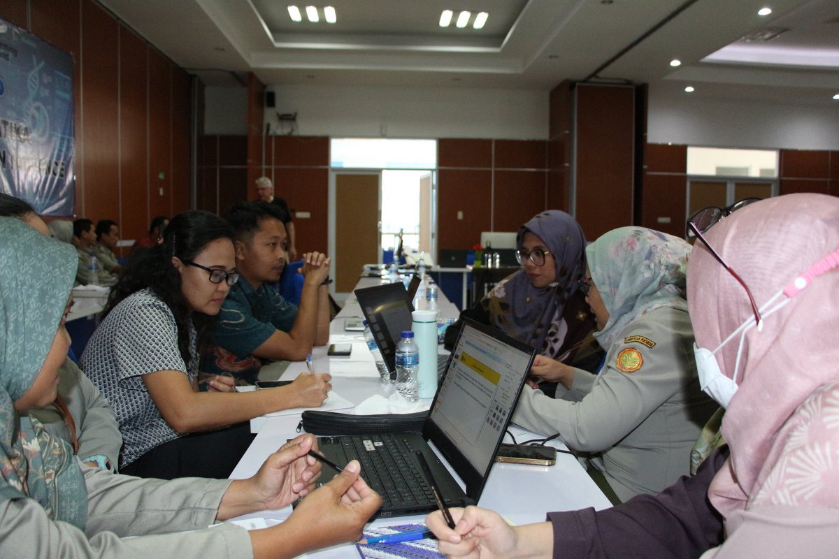 🎉 Empowering Indonesia's #bioinformatics capacity! We completed a successful training on NGS and bioinformatics, focusing on microbial genomics and AMR. Thanks to all dedicated participants and <a href="/FlemingFund/">The Fleming Fund</a> for their support 🙏🏽

<a href="/RahadianPrata16/">Rahadian Pratama</a> <a href="/aldertzomer/">Aldert Zomer</a> <a href="/somaticsoe/">Soe Yu Naing</a>