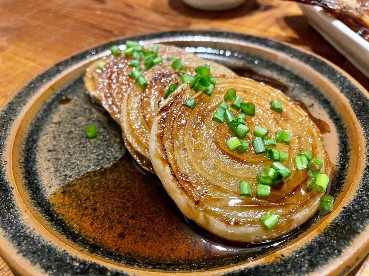 ナイター🏟観ながらの晩酌のアテ。
新玉ねぎのステーキが美味いっ😋華金✨