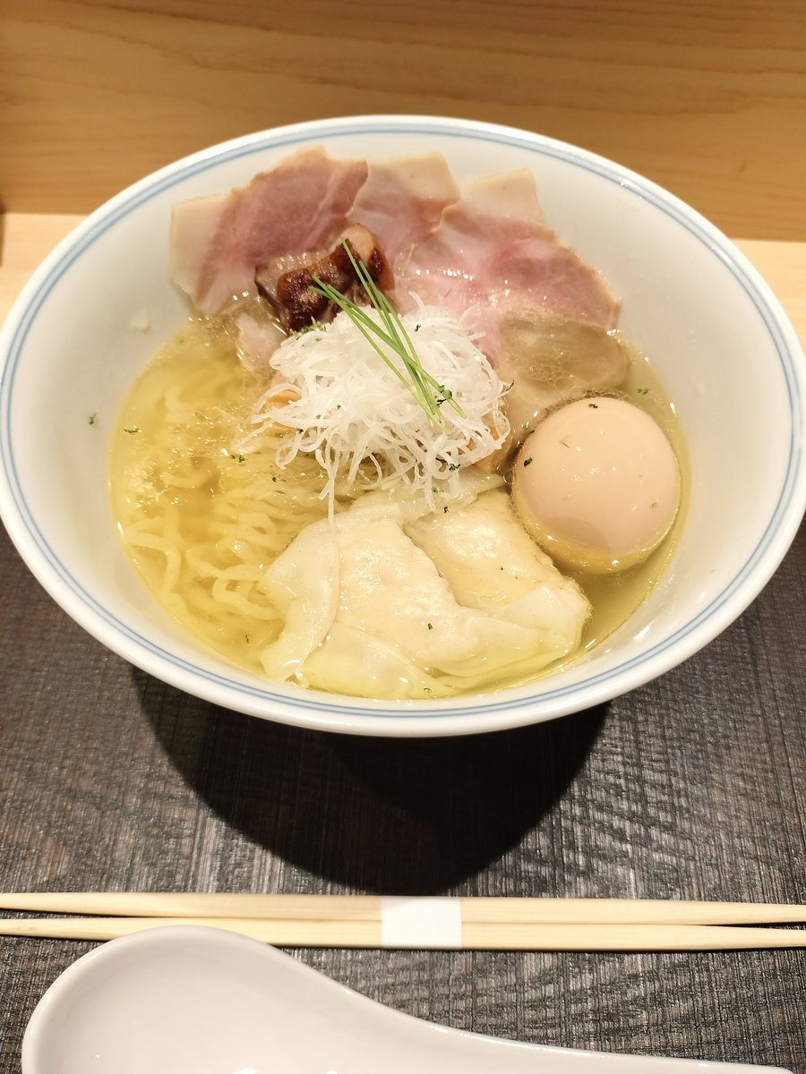 住所を公開しないラーメン屋さんに連れて行ってもらった✨

ヌードルエッジ東京
完全予約制で1時間に8人まで
の完全入れ替え制
色んなところにこだわったラーメン屋さん。コースターとスマホ置きが畳でウルトラマン柄だったｗ