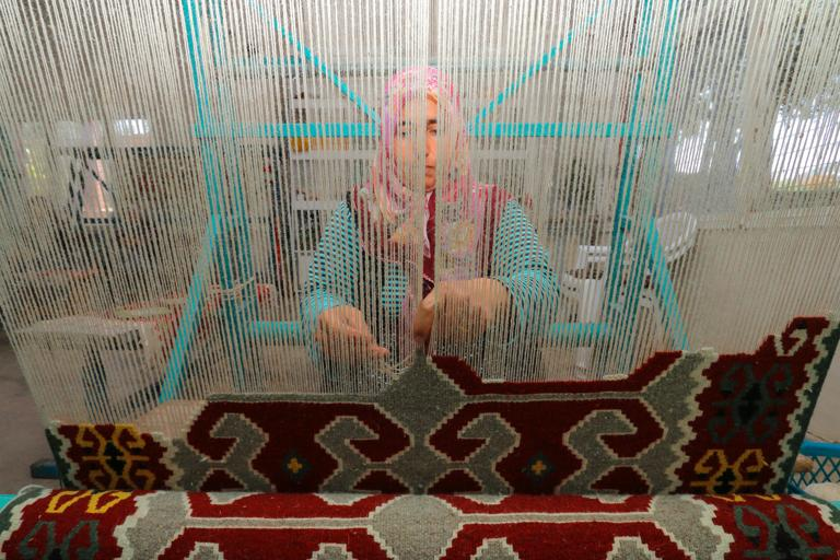 TCDOGAKA's tweet image. 🎯Tarihi binlerce yıl öncesi Hititler dönemine dayanan,🪢doğal yün ve kök boyalar kullanılarak dokunan 🧶"Karatepe Kilimleri" yurt içinde ve yurt dışında büyük ilgi görüyor.

#KaratepeKilimleri #kilim #dokuma #Osmaniye
#kökboya #doğalyün #elemeği 

@TCSanayi @KalkinmaAjansGM