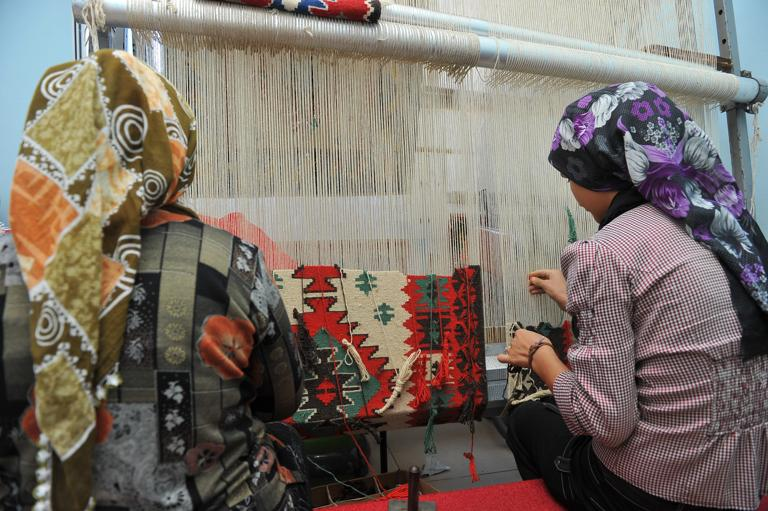 TCDOGAKA's tweet image. 🎯Tarihi binlerce yıl öncesi Hititler dönemine dayanan,🪢doğal yün ve kök boyalar kullanılarak dokunan 🧶"Karatepe Kilimleri" yurt içinde ve yurt dışında büyük ilgi görüyor.

#KaratepeKilimleri #kilim #dokuma #Osmaniye
#kökboya #doğalyün #elemeği 

@TCSanayi @KalkinmaAjansGM