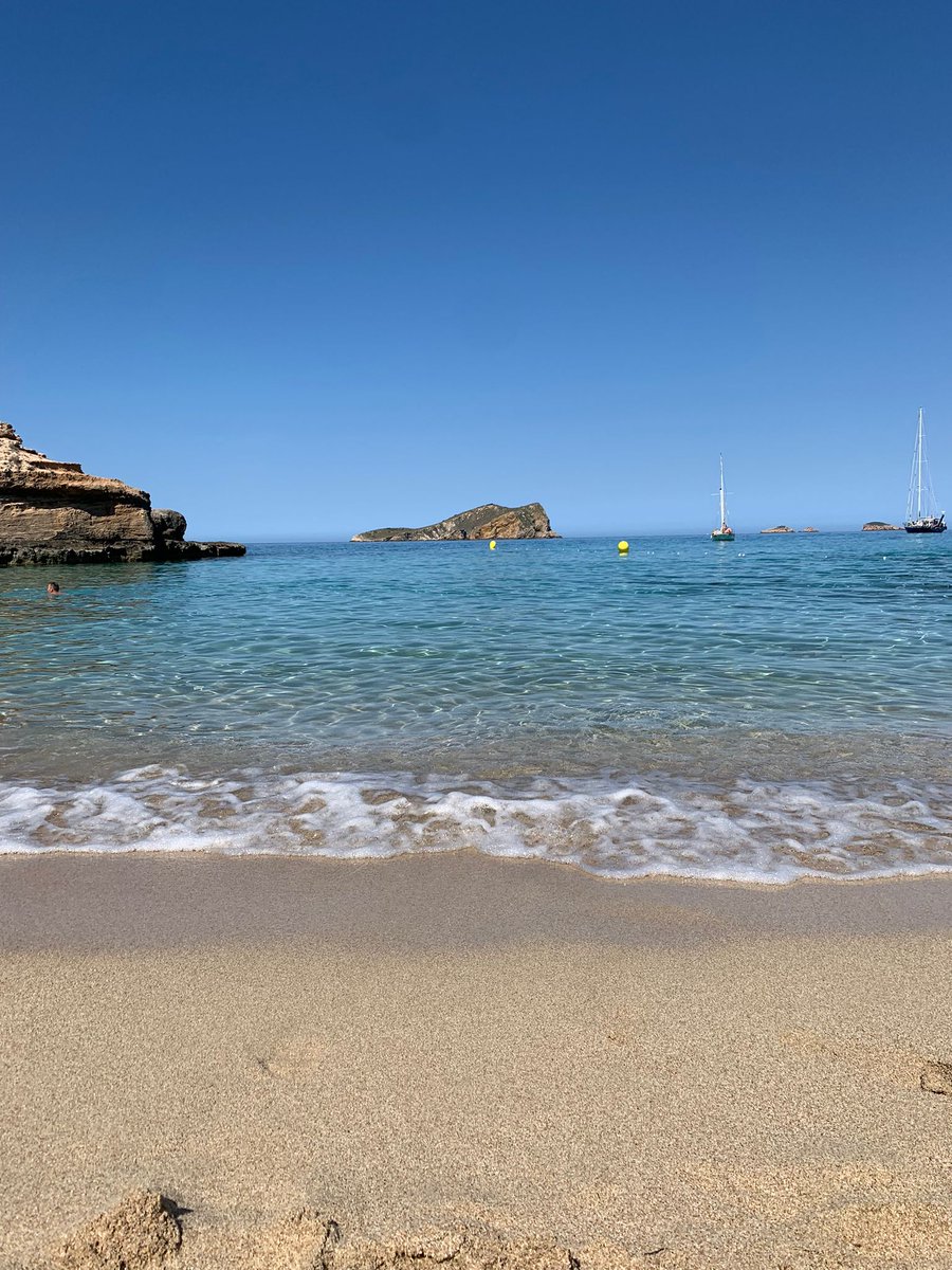 Bajar del barco y apreciar la vista desde la orilla de la playa 😎#ibiza #calaescondida #morning #boatcharter #yachtlife #balearicislands #swimlife