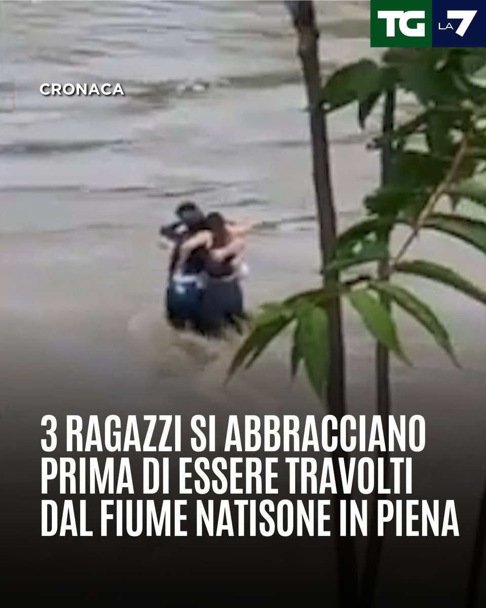 3 ragazzi si abbracciano prima di essere travolti dal fiume #Natisone in piena 👉 tg.la7.it/cronaca/friuli…