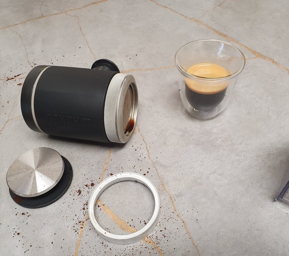 Ich schaffe tatsächlich einen Espresso mit Crema mit dem kleinen Ding! 🥳