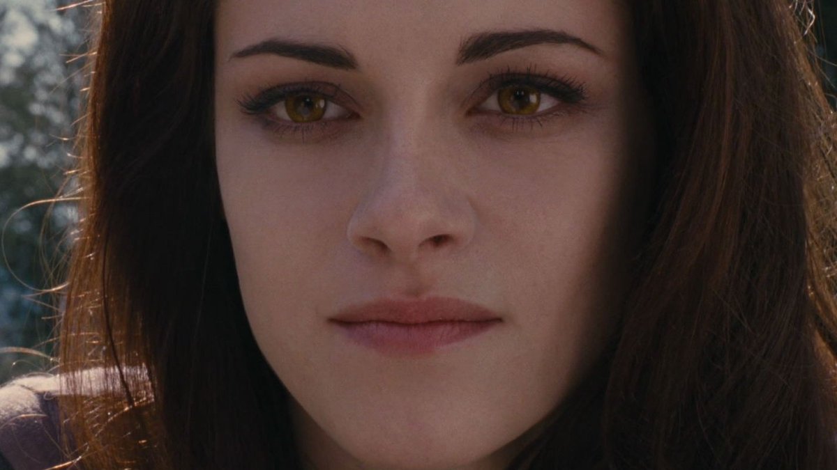 bella's eyes slowly changing  color throughout the movie is just... genius