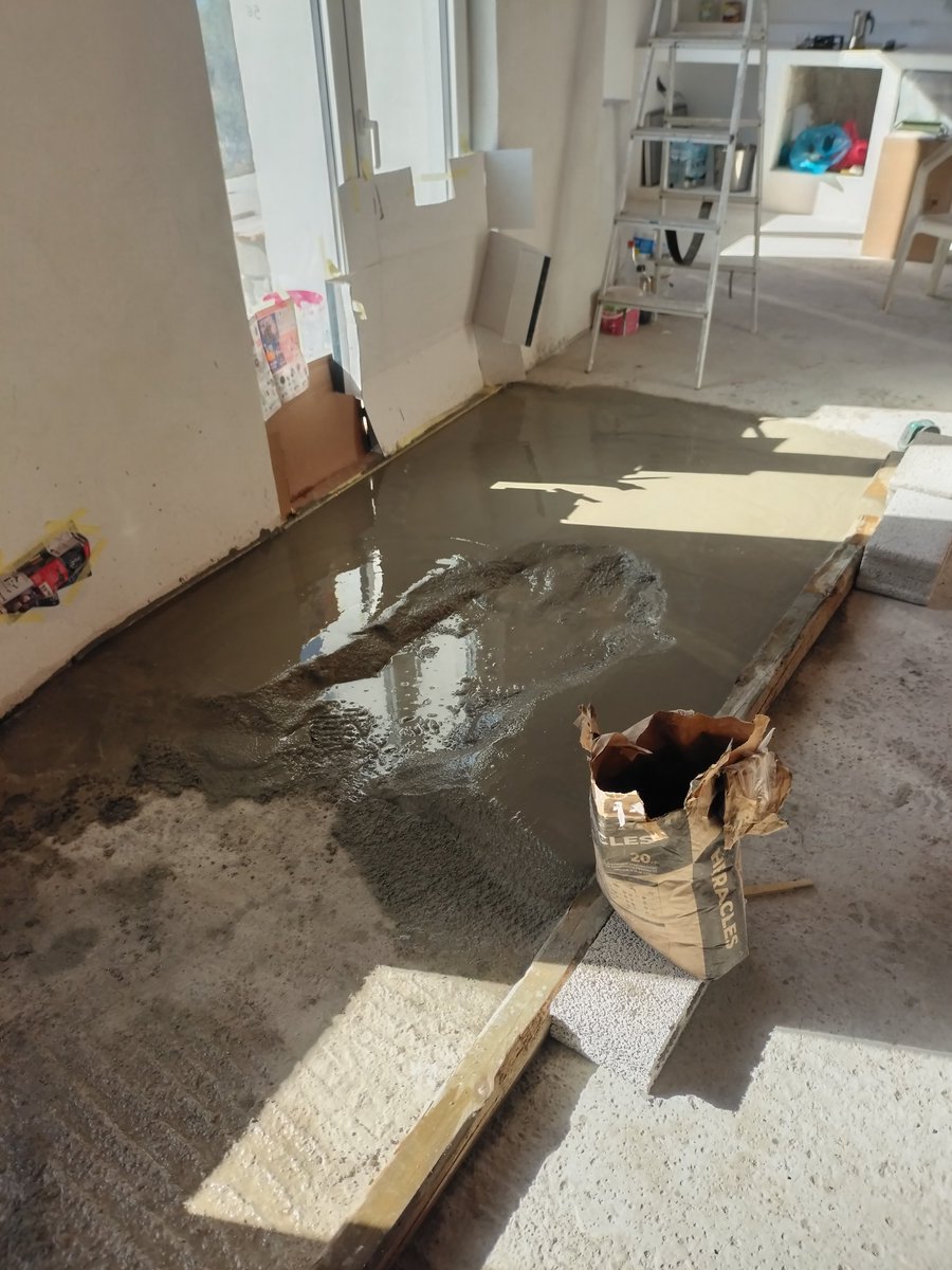 A jak trávíte páteční odpoledne vy? Došel písek, tak koupačka. 😁 Voda 23 stupňů dle našeho měření. #crete #may