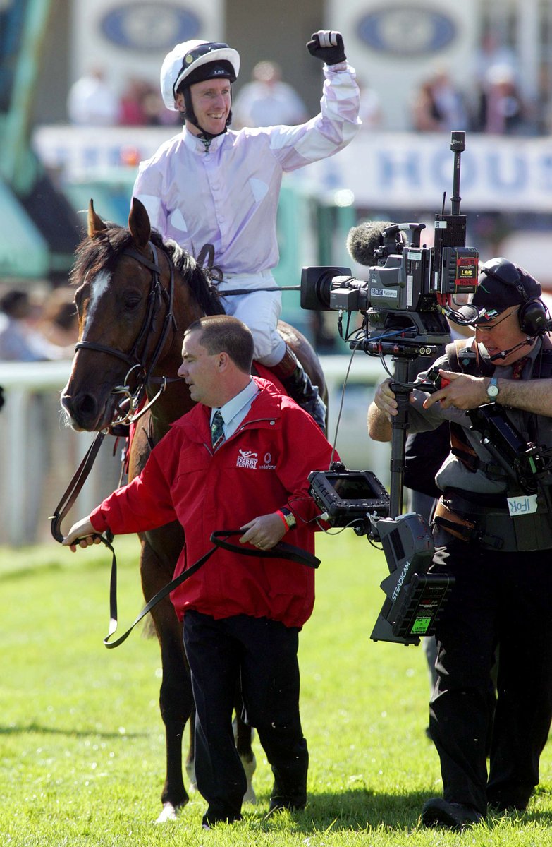 The Derby - 2006. 🏆 Marcus Tregoning-trained Sir Percy won the race in the closest bunch finish for years; 4 horses separated by a short head - Dragon Dancer, a head - Dylan Thomas & a short head - Hala Bek. A brilliant ride by winning jockey @MDoutthesaddle.🏇👏#RacingMemories