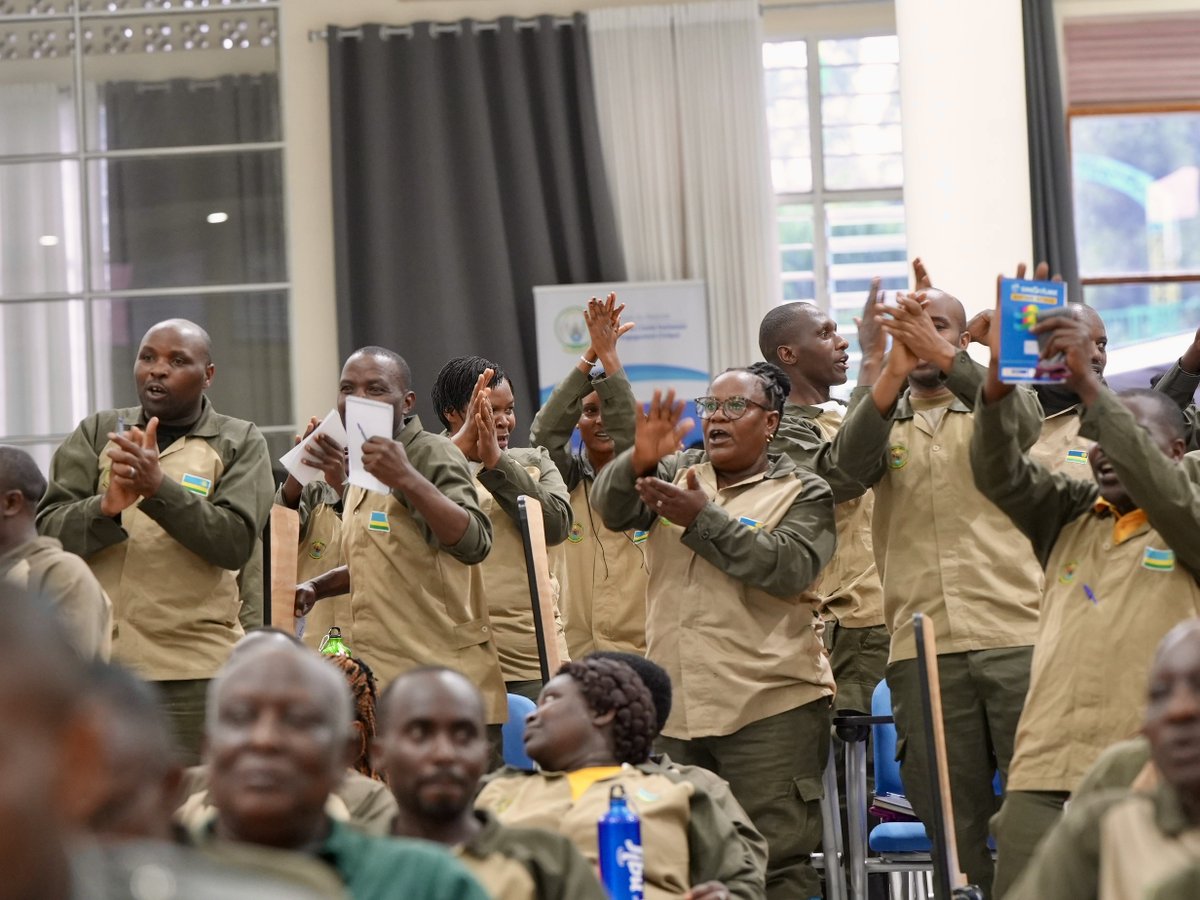 Unity_MemoryRw's tweet photo. Uyu munsi, mu Kigo cy’Ubutore cya Nkumba, Umunyamabanga Uhoraho muri MINUBUMWE, @Emahoro1, yitabiriye igikorwa cyo gusoza Itorero ry’abatoza b’Intore 300 bagizwe n’Abarinzi b’Igihango, Abarezi, Urubyiruko, Abagore, n’Abagize Ihuriro ry’Ubumwe ku Karere. https://t.co/KuT39apu4J