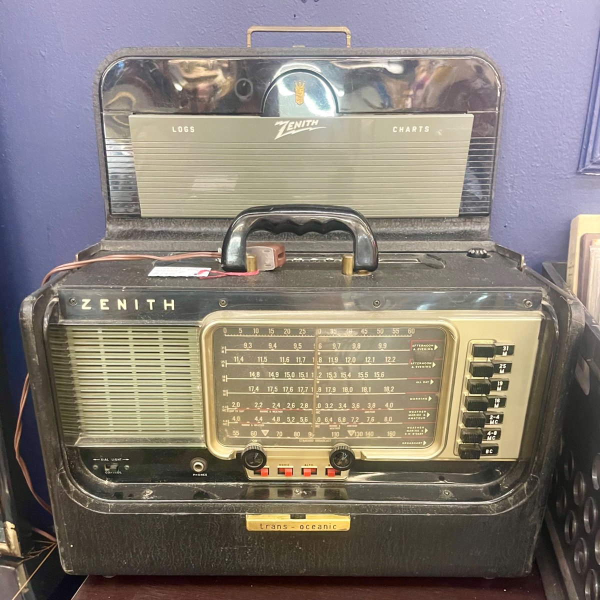 This amazing Zenith Wave Magnet Trans-Oceanic Radio from booth 811 still works! 😱
Please call for purchase & availability
.
.
.
#AntiqueTrove #ScottsdaleAntiqueTrove #retro #vintage #antique #MidCenturyModern #AntiqueStore #MCM #VintageRadio