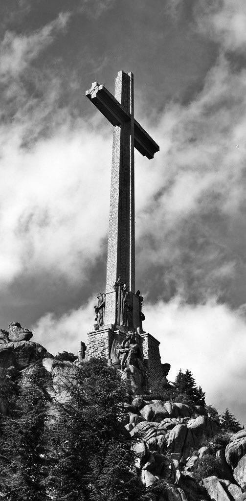 «La paz que necesita la sociedad se encuentra en la Cruz que rechaza». C. S. Lewis