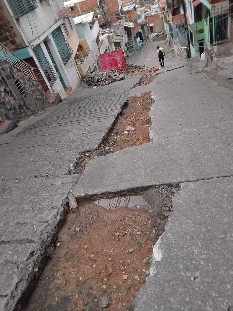 HacemosComunid's tweet photo. #Denuncia Vecinos del sector El Progreso en #Carapita, #Antímano, denuncian retrasos en la reparación de tuberías de aguas servidas en la subida de la calle, situación que pasa del mes y que perjudica a los usuarios de la vialidad. https://t.co/3YUInBIyAl