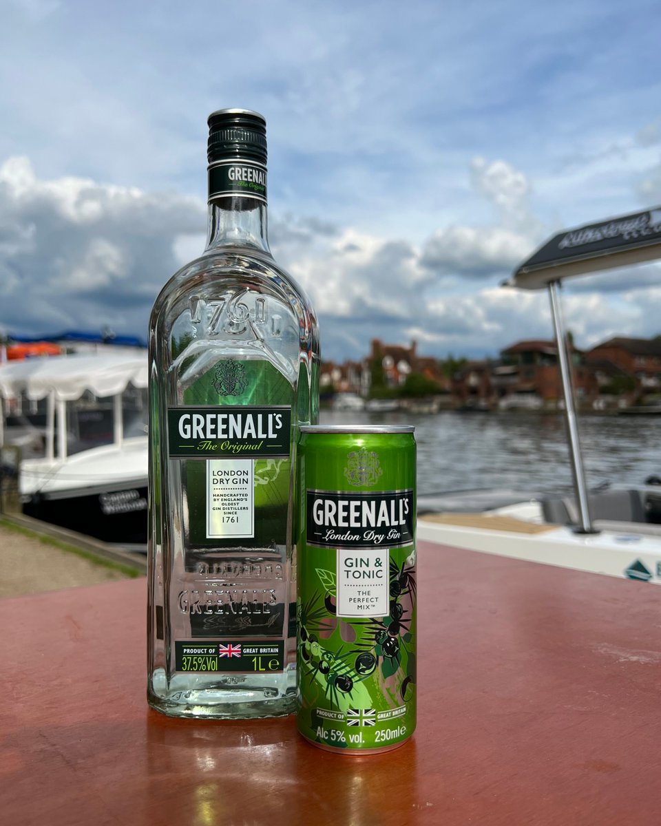 ✨ Happy Friday! Celebrate with a drop of greatness – Greenall's London Dry Gin. Either with our premixed G&amp;T or mix your own from our original bottle. Cheers! 💚 

#Greenalls #LondonDryGin #HappyFriday #DropOfGreatness #GinLovers #MixYourOwn #PerfectGandT