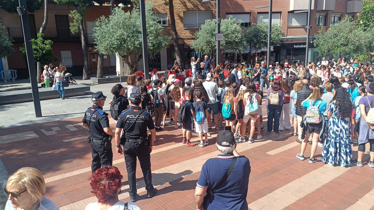 Hoy, dentro de la "l Semana sin humo  de Alcorcón" con el objetivo de informar y concienciar sobre los efectos nocivos del consumo de tabaco y de la exposición pasiva al humo, se ha realizado una marcha desde Cantos hasta el Ayuntamiento🚭 

🚓👮 Damos seguridad al recorrido