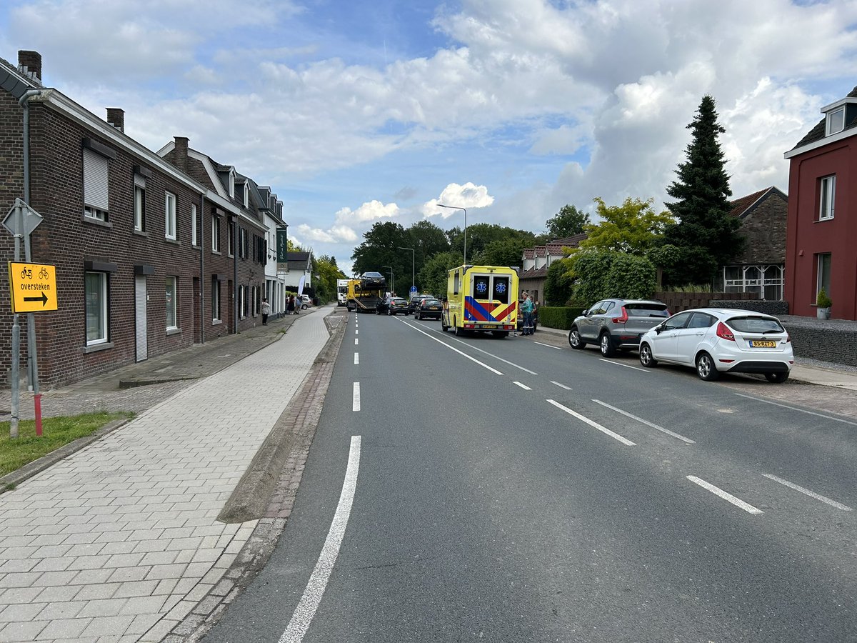 WIS_Limburg's tweet photo. Op de #N278 ter hoogte van Cadier en Keer zijn vier personenauto’s betrokken geraakt bij een ongeval. Meerdere inzittenden zijn door ambulancepersoneel nagekeken. De weg is momenteel afgesloten voor verkeer vanwege bergingswerkzaamheden ^wis Jeroen @ANWBverkeer @RWSverkeersinfo https://t.co/Pz5BOiug7w
