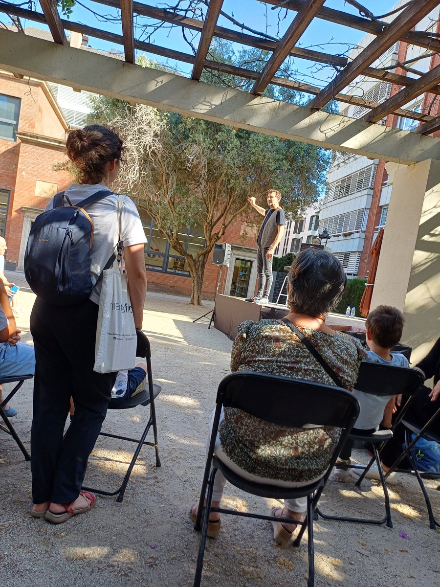 Al primer acte de la Festa Major de les Tres Torres a la #bibliotecaClarà , Espectacle d'animació a càrrec de Santi Rovira. <a href="/DemocratesCAT/">Democrates</a> <a href="/AAVVTresTorres/">Associació de Veïns de Les Tres Torres</a> <a href="/JuntsXCatSSTG/">Junts per Sarrià - Sant Gervasi</a> Trias per Barcelona!