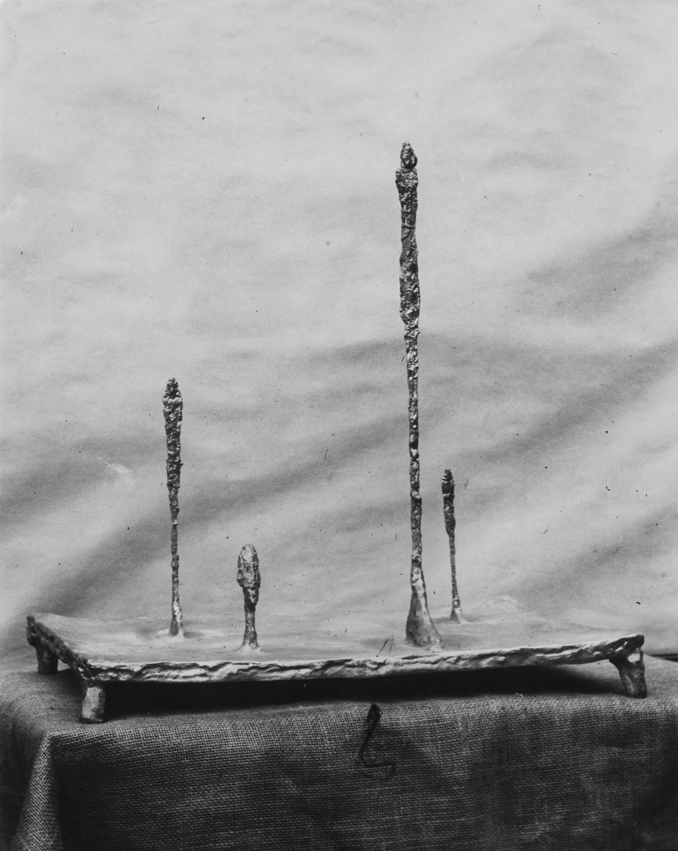 🔎 NEW IMAGES OF MAN En 1959, Alberto Giacometti participe à l’exposition « New Images of Man » au MoM. Sélectionné aux côtés de vingt-deux autres artistes, ils ont en commun de créer des « effigies de l’homme inquiet », un motif récurrent dans l’art de l’après-guerre à 1959.
